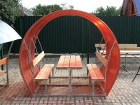 Закрытая комбинированная беседка на металлокаркасе