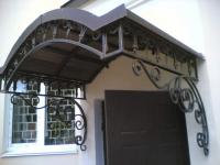 Кованый козырек с изогнутой крышей