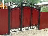 Кованые ворота с металлическими столбами