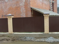 Забор коричневого цвета