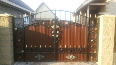 Кованые ворота с декоративным узором
